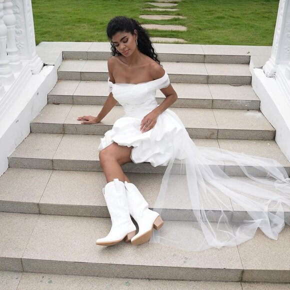 Women White Synthetic Embroidered Pointy Toe Comfortable Chunky Heel Boot - Picture 4 of 8